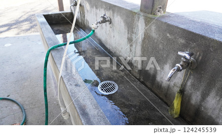 水道の蛇口（屋外に設置された万能ホーム水栓） 124245539