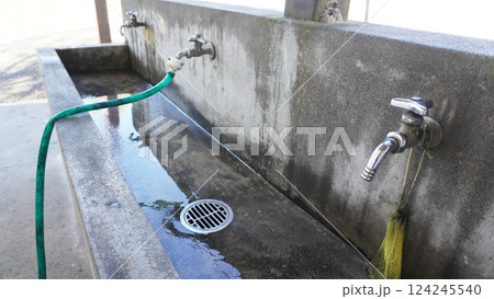 水道の蛇口(屋外に設置された万能ホーム水栓) 水道の蛇口(屋外に設置された万能ホーム水栓) 124245540
