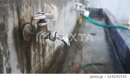 水道の蛇口(屋外に設置された万能ホーム水栓) 水道の蛇口(屋外に設置された万能ホーム水栓) 124245543