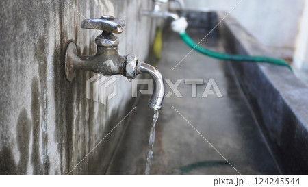 水道の蛇口（屋外に設置された万能ホーム水栓） 124245544