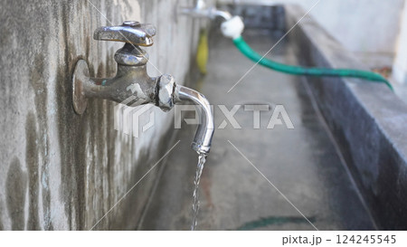 水道の蛇口(屋外に設置された万能ホーム水栓) 水道の蛇口(屋外に設置された万能ホーム水栓) 124245545