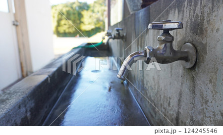 水道の蛇口（屋外に設置された万能ホーム水栓） 124245546