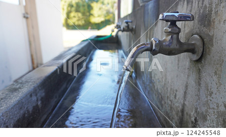 水道の蛇口（屋外に設置された万能ホーム水栓） 124245548