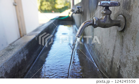 水道の蛇口（屋外に設置された万能ホーム水栓） 124245550
