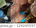 親子の足元に映る雨の日の日常のワンシーン 124245597