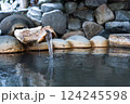 静かに湯けむる岩風呂の湯口 124245598