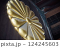 黄金に輝く菊の御紋 124245603