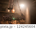 囲炉裏の煙に包まれた鉄の魚型自在鉤 124245604