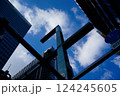 都会を見上げて感じる空の広がり 124245605