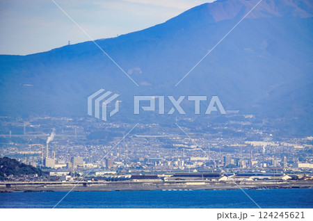 産業の息吹が感じられる工場と海のある風景 124245621