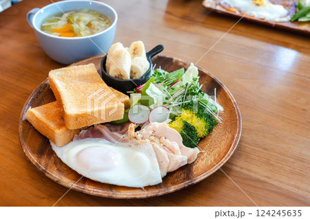 栄養満点の洋風朝食プレート 124245635