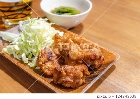 ジューシーな鶏の唐揚げとキャベツ添え ジューシーな鶏の唐揚げとキャベツ添え 124245639