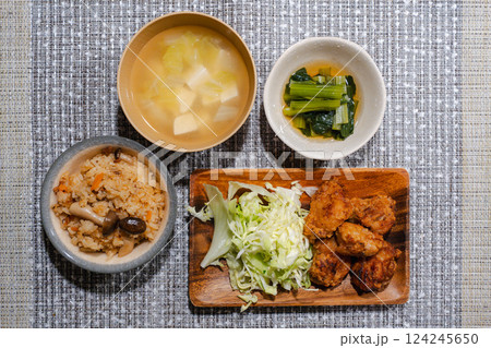 ジューシーな鶏の唐揚げとキャベツ添え 124245650