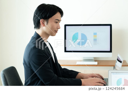 パソコンで仕事をする若い男性 124245684