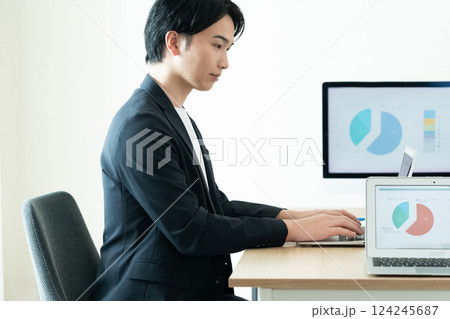 パソコンで仕事をする若い男性 パソコンで仕事をする若い男性 124245687