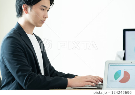パソコンで仕事をする若い男性 パソコンで仕事をする若い男性 124245696