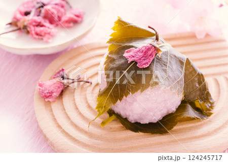 桜餅と桜の塩漬け 春の和菓子 桜餅と桜の塩漬け 春の和菓子 124245717