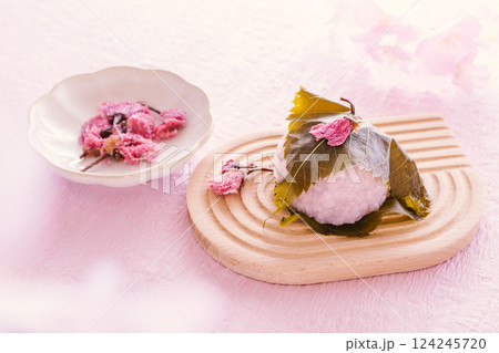桜餅と桜の塩漬け　春の和菓子 124245720