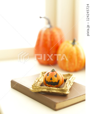窓辺のハロウィンイメージ 窓辺のハロウィンイメージ 124245724