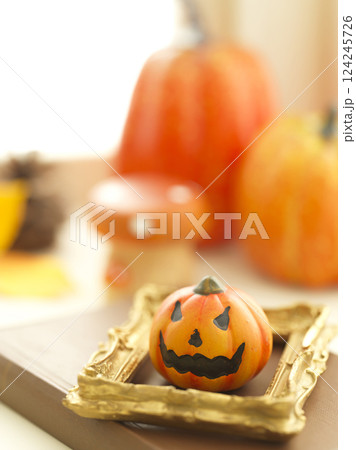 窓辺のハロウィンイメージ 124245726