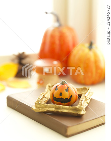窓辺のハロウィンイメージ 窓辺のハロウィンイメージ 124245727