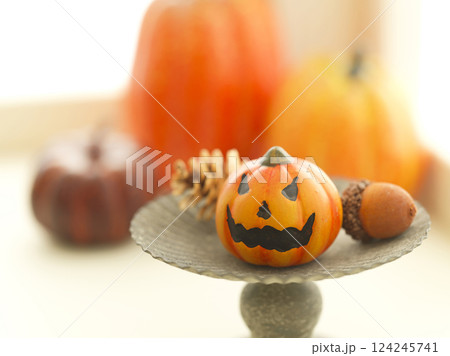 窓辺のハロウィンイメージ 124245741