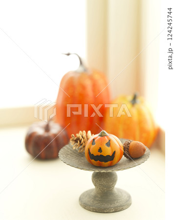 窓辺のハロウィンイメージ 124245744
