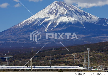 冠雪した山と新幹線 冠雪した山と新幹線 124246507