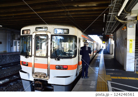 JR東海富士駅を出発する東海道本線熱海行き車両 JR東海富士駅を出発する東海道本線熱海行き車両 124246561