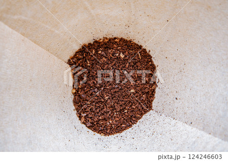 挽きたての豆が香るコーヒー粉のクローズアップ 124246603
