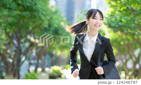 新社会人の笑顔と都会の風景 124246797