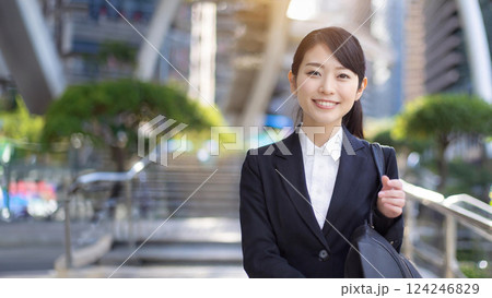 都会の中で輝くキャリア女性 124246829