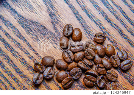 おうちカフェの雰囲気を伝える珈琲豆のクローズアップ おうちカフェの雰囲気を伝える珈琲豆のクローズアップ 124246947