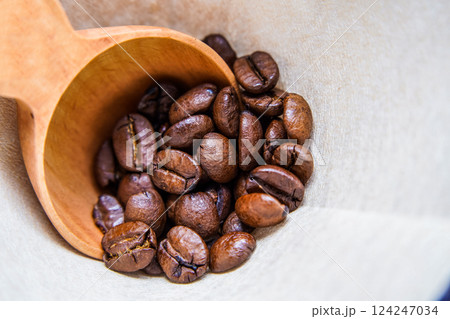 ペーパーフィルターに並ぶ中煎りコーヒー豆と自然素材の質感 ペーパーフィルターに並ぶ中煎りコーヒー豆と自然素材の質感 124247034