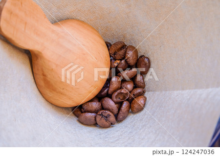 ペーパーフィルターに並ぶ中煎りコーヒー豆と自然素材の質感 124247036