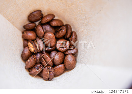 ペーパーフィルターに並べられた焙煎コーヒー豆のクローズアップ 124247171