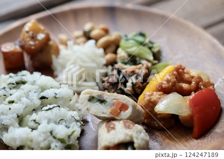 品数多めのヘルシー和食のワンプレートごはん 124247189