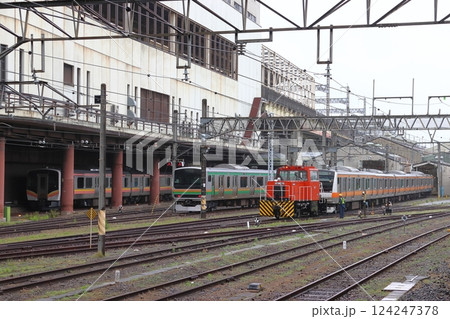 大宮総合車両センターにて改造中の中央線E233系電車(埼玉県さいたま市大宮区) 大宮総合車両センターにて改造中の中央線E233系電車(埼玉県さいたま市大宮区) 124247378
