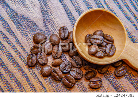ウッドテーブルとコーヒー豆の温もり感じるライフスタイル写真 124247383