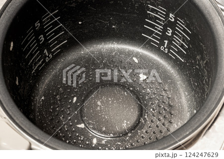 家事の手間を伝える炊飯器の内釜クローズアップ 124247629