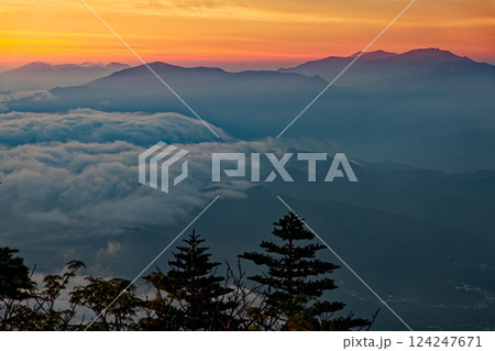 八ヶ岳連峰・前三ツ頭から見る夜明けの奥秩父・金峰山 124247671