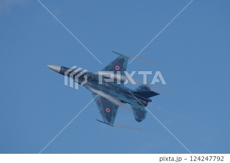 航空祭で機動飛行を行う航空自衛隊 飛行開発実験団のF-2B 航空祭で機動飛行を行う航空自衛隊 飛行開発実験団のF-2B 124247792