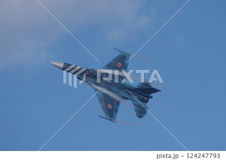 航空祭で機動飛行を行う航空自衛隊 飛行開発実験団のF-2B 航空祭で機動飛行を行う航空自衛隊 飛行開発実験団のF-2B 124247793