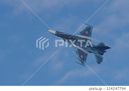 航空祭で機動飛行を行う航空自衛隊 飛行開発実験団のF-2B 124247794