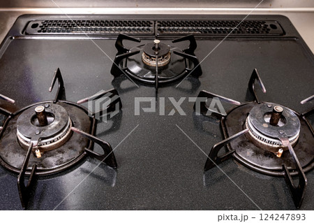 汚れたコンロに見る日常のリアルと家事の面倒さ 124247893