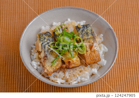 鯖の竜田揚げ丼 124247905