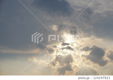 雲の隙間から差し込む太陽 雲の隙間から差し込む太陽 124247921