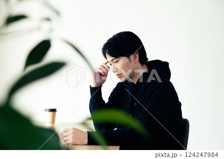 窓際で考える若い男性 124247984