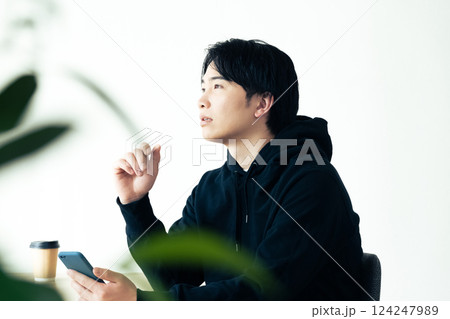 窓際で考える若い男性 124247989