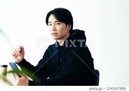窓際で考える若い男性 124247990